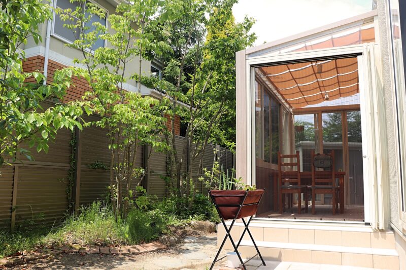 ガーデンルームの特徴でもある折れ戸パネルは開放的です